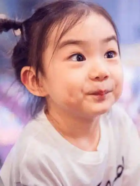 原创戚薇坐老公肩膀上谁注意他咋抱的lucky真成了狗粮接收器