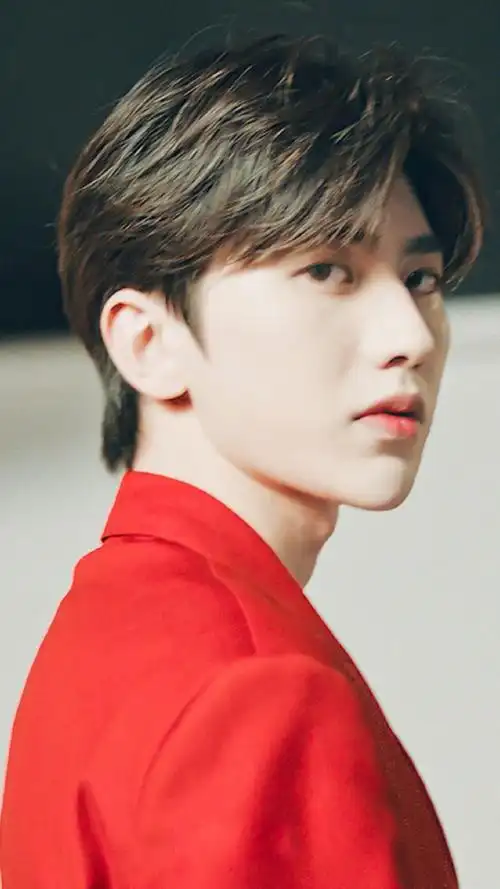 红衣蔡徐坤好好看!