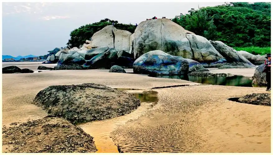 珠海市西区三灶横石基浅水滩是个摄影的好地方,天然礁石及浅水的海滩