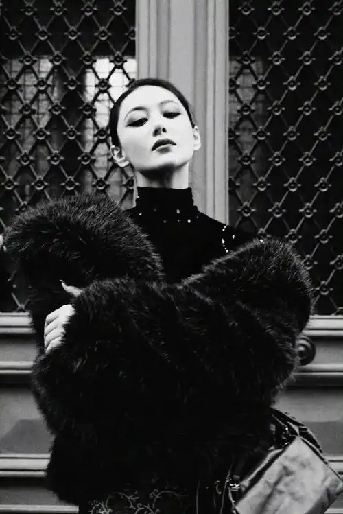 张馨予巴黎时装周三套造型