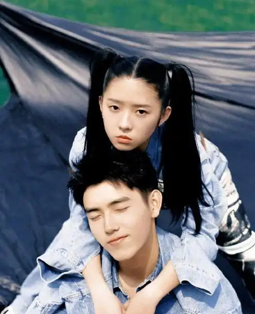 陈飞宇何蓝逗合体拍杂志何蓝逗双马尾太嫩少男少女cp感配一脸