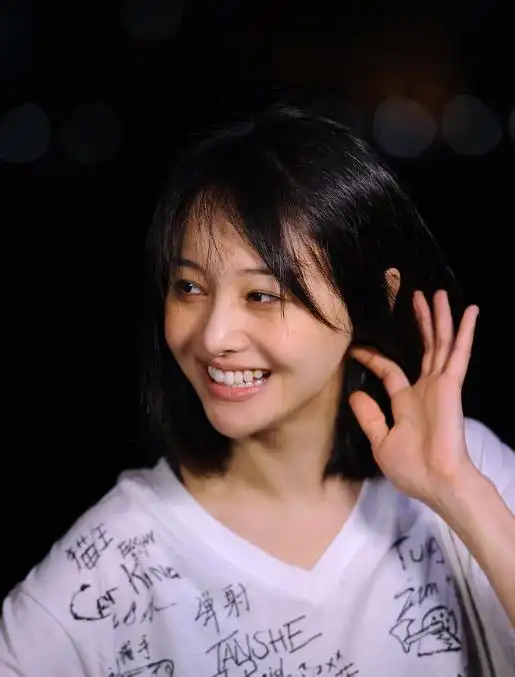 郑爽素颜搞怪表情遭过度曝光丑化,通过脸部特写提醒她充值缴费