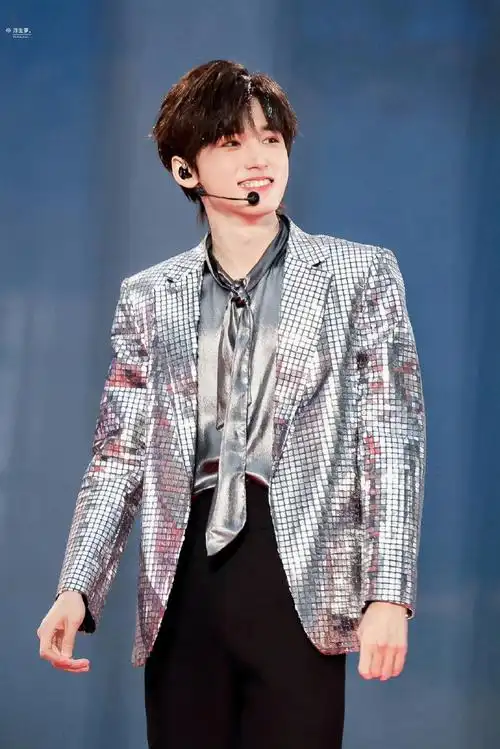 宋亚轩闪钻西装