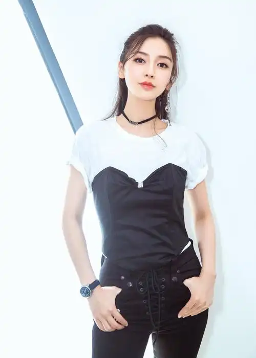 黄晓明捡到宝了,混血儿杨颖穿蓝色旗袍配高马尾,清新优雅超温婉