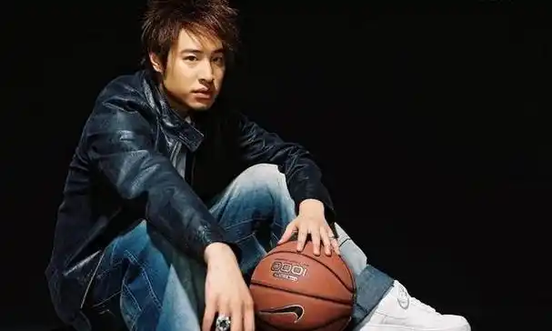 在潘玮柏正式宣布结婚三周年的这一重要时刻,时间的指针停了下来,他毫