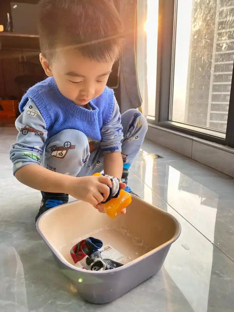洗袜子的小朋友.我家的小暖男正在渐渐的长大,家有吾男初成长. - 抖音
