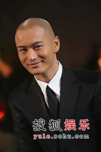 图黄晓明光头亮相帅气逼人