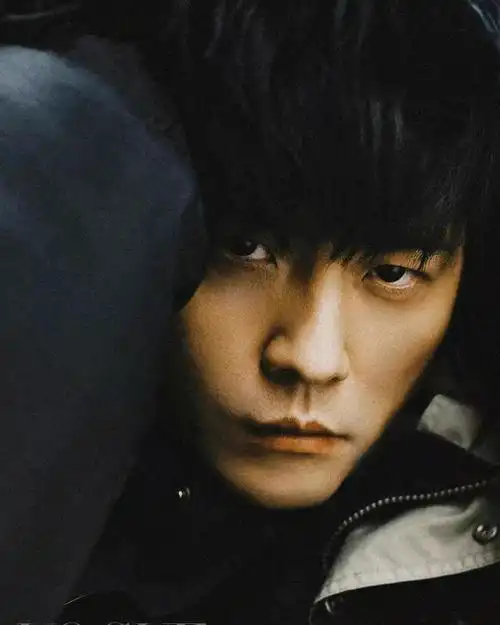 2022秋冬高级定制系列出镜,黑色冷酷,儒雅大气,照片中周杰伦脸型瘦削