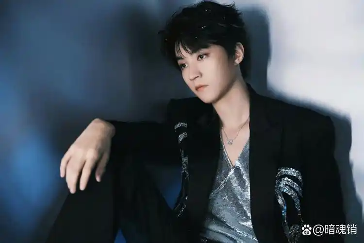 再加上珠宝点缀,真的是太高贵优雅啦.#王俊凯