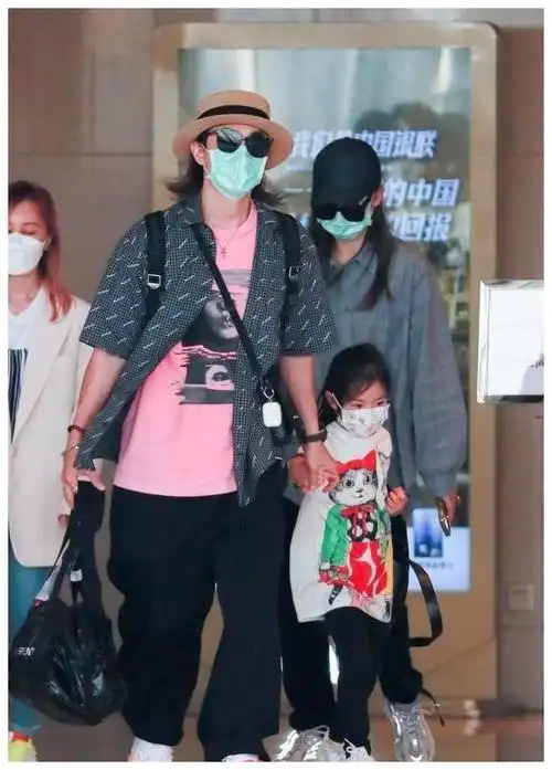 戚薇一家三口近况曝光5岁女儿随父母现身机场粉色发尾很抢眼