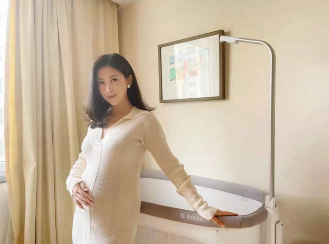 朱珠挺超大孕肚状态好,豪宅客厅罕曝光,电视柜摆放夫妻甜蜜合照_腾讯