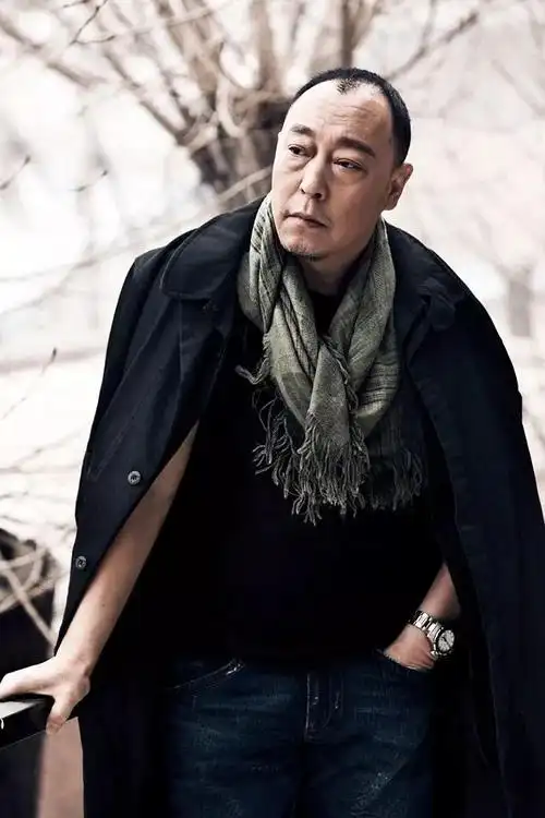 新晋"顶流"倪大红,时尚,代言双手抓,老艺术家也可以很"疯狂"