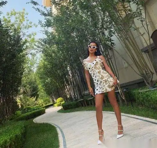 吉克隽逸晒出4张照片,阅读量超过1千万,网友表示别过度欧美化_白色