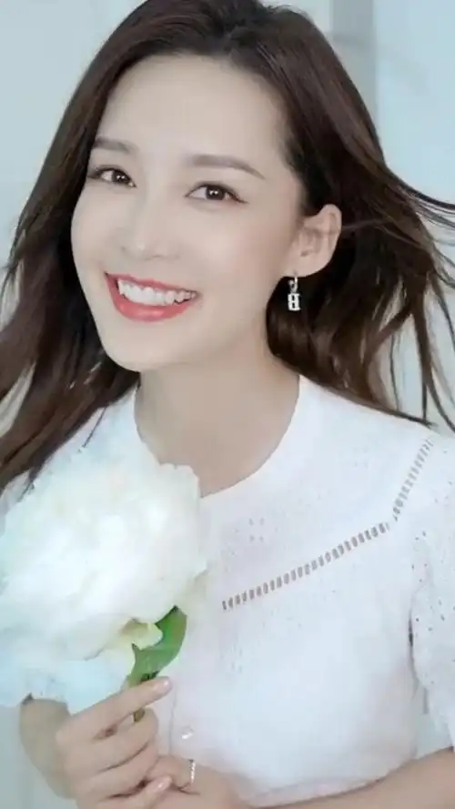 李沁笑起来甜蜜幸福的感觉