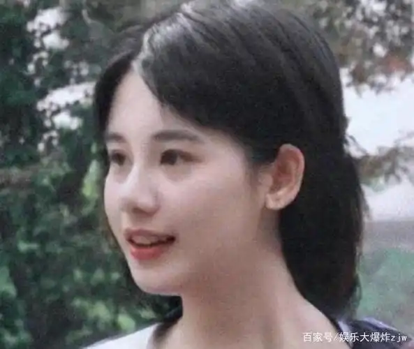 胡先煦,相信大家最近在各大社交媒体上都有刷到过胡先煦小哥哥的女装