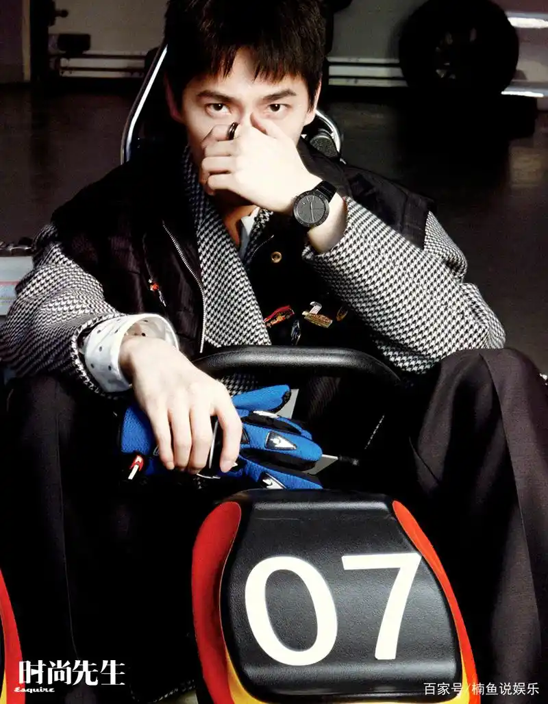 杨洋一出场就惊艳了!拍时尚封面尽显帅气,妥妥的赛车手