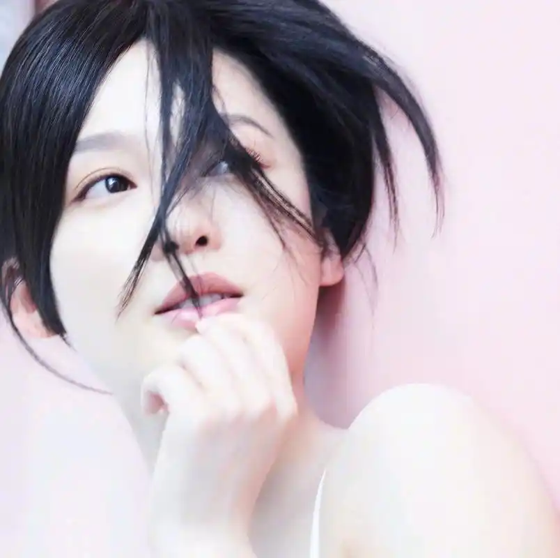 李沁时尚芭莎1月封面,一股清新气息扑面而来