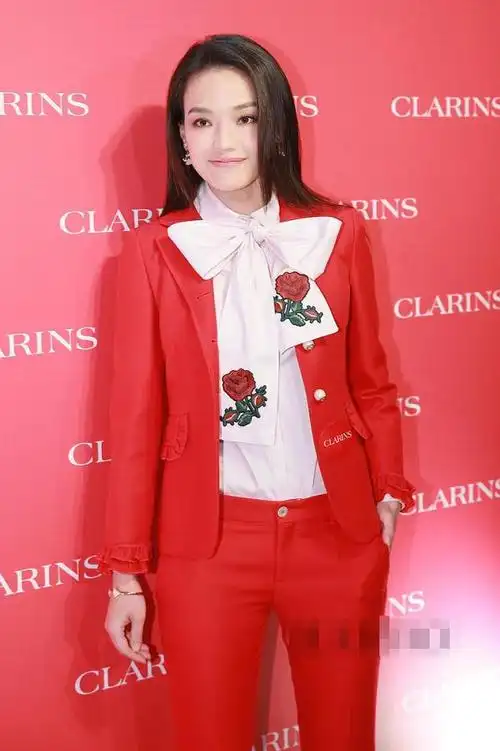 舒淇的脸上真是一点肉都没有,笑起来的时候,感觉皮肤|