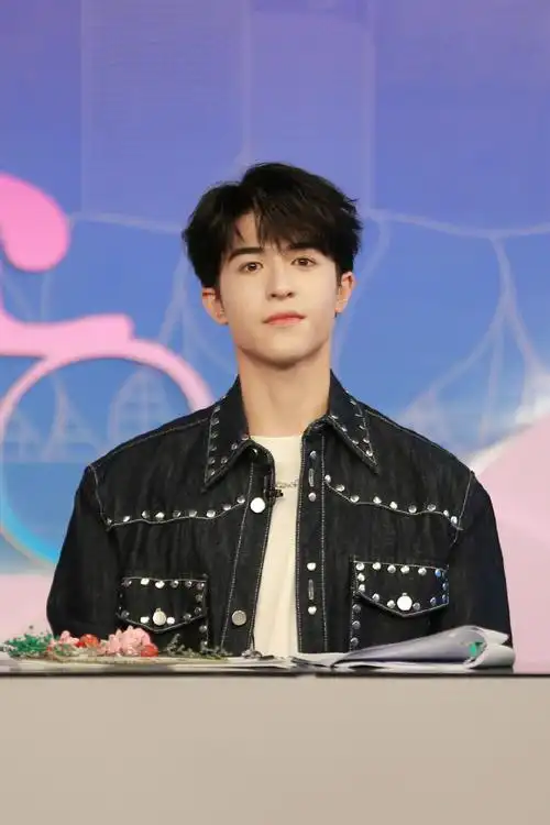 尹浩宇超话93#大咖陪你看#步履不停,少年逐梦飞扬;一往无前,青春