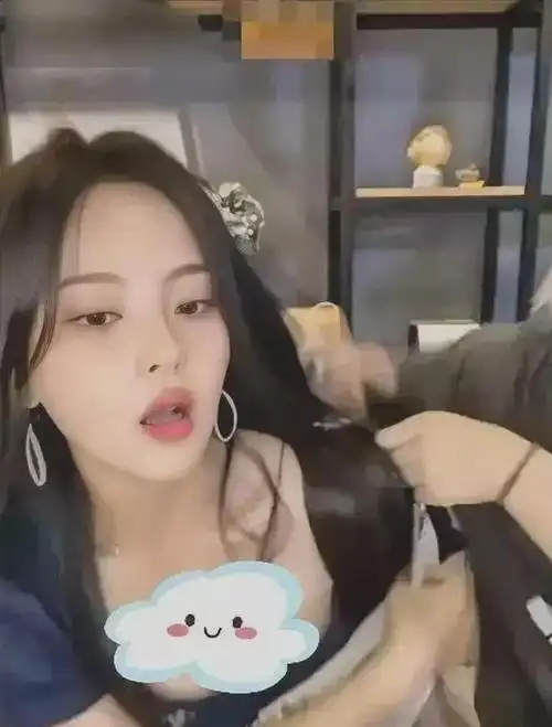 杨超越:直播发生意外走光露点!丰满傲人真空上阵55秒视频疯传?