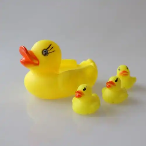 搪胶戏水母子发泄母鸭一只小鸭一捏响的玩具创意