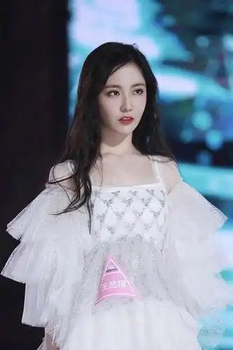 王艺瑾晒美照,谁能想到这么美的人,曾经是个130斤的大胖子