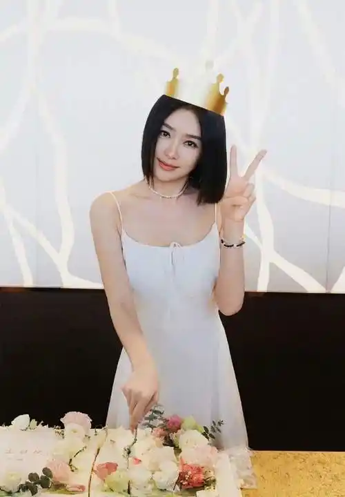 像在这次的生日会造型里,秦岚的及脖短发除了能细节掩盖脸颊位置的