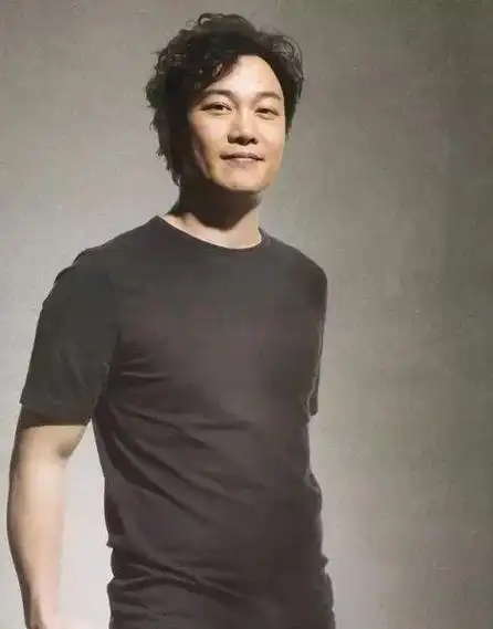 让陈奕迅甘心背3亿债务,口出狂言骂国人,她有什么本事?