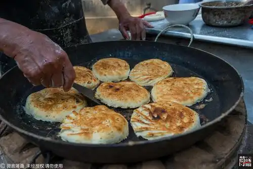 72岁老夫妻街头打烧饼 4年盖一栋楼