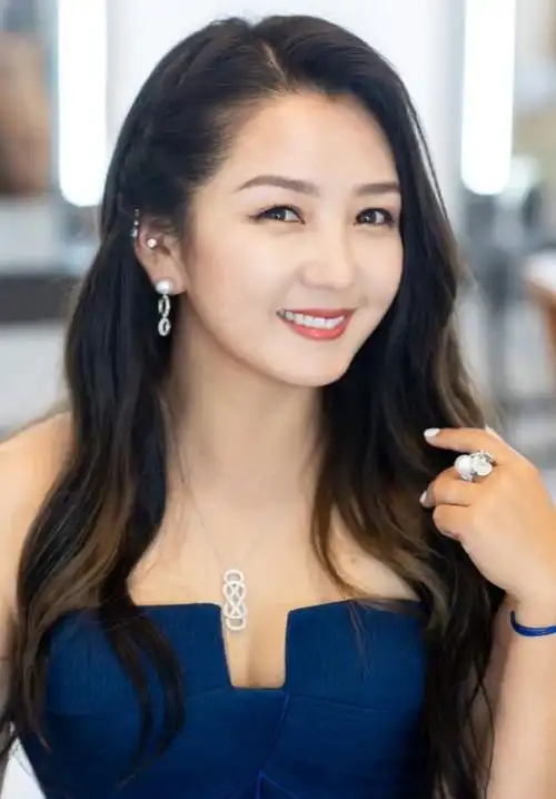 19年后再看何洁的现况,曾"得罪"郭碧婷的她,证实张予曦没说错