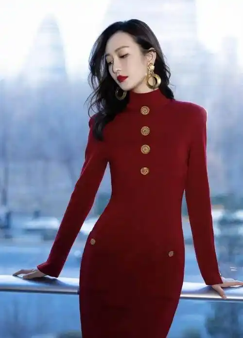 王鸥穿一袭红色丝绒裙搭配黑色长靴,自带优雅气质,鸥姐太绝啦