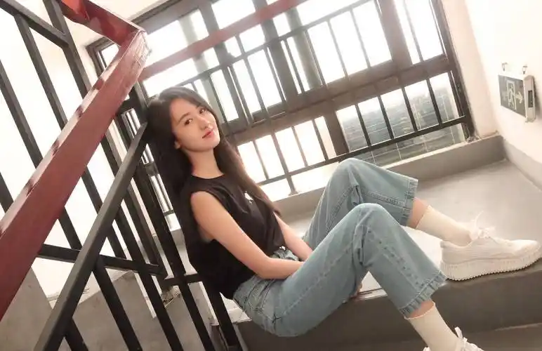 袁冰妍阳光氛围感美照眼神迷离妩媚笑容甜美撩人