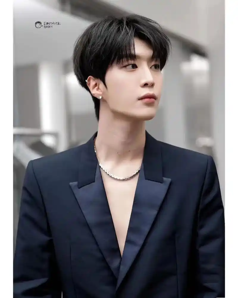 曾少年里面的杨澄,范丞丞真的很帅呢,蓝发真的绝