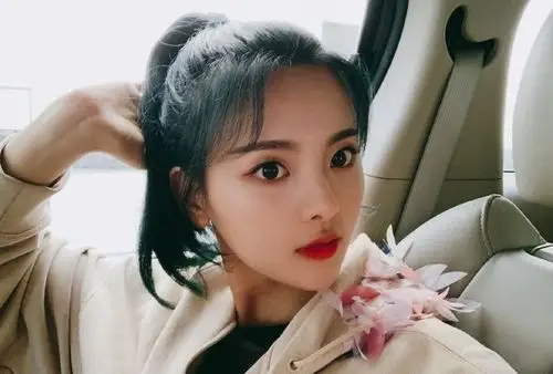 5月28日,杨超越晒自拍,头扎高马尾搭配八字刘海青春活力,少女感十足.