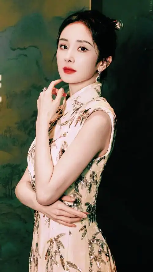 杨幂在法国穿旗袍过中秋