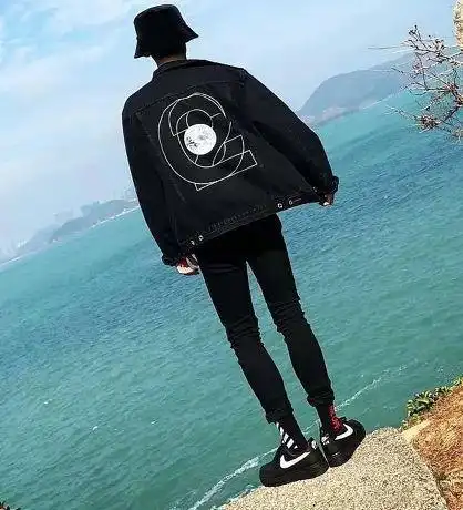 4张肖战的背影中混入1张王一博,新粉看了一脸懵,老粉毫无压力