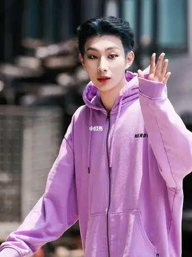 紫连帽宽松卫衣,潮男休闲韩范十足97少年的蓝发和紫色外套耀眼夺目