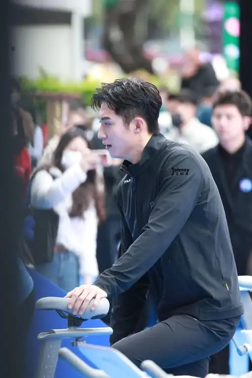 组图:黄景瑜风波后现身活动 身穿黑色运动服健身活力满满