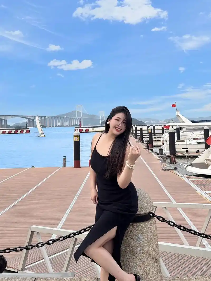 依然随时可以为你疯狂.#黑色吊带裙 #130斤微胖穿搭 - 抖音