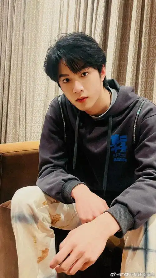 高叶 你们不懂逗小狗的乐趣# lyw#新生代演员刘耀文#   393330