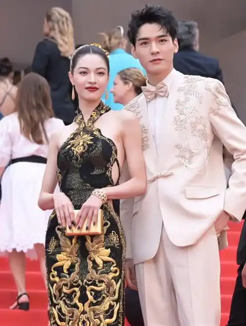 钟楚曦和龚俊在戛纳红毯上合影