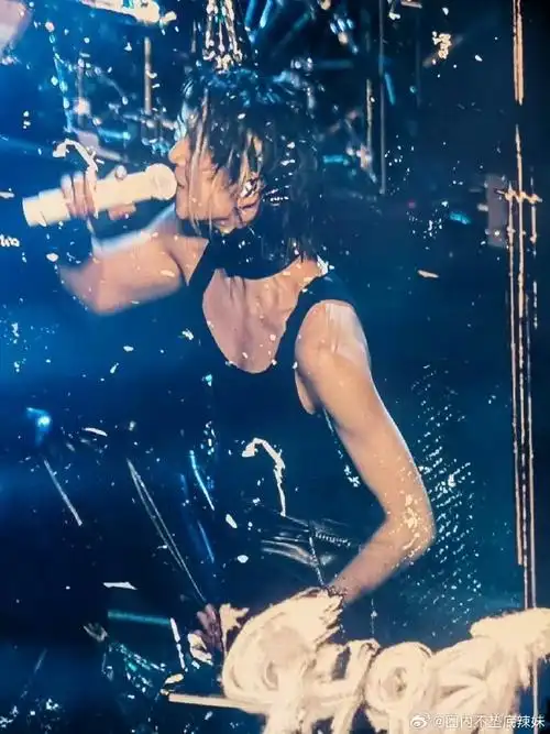 小鬼肌肉线条比我人生规划都清晰