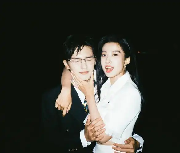 合照放送~霸总也会在喜欢的人面前展现可爱的一面@theo-朱正廷@卢昱晓