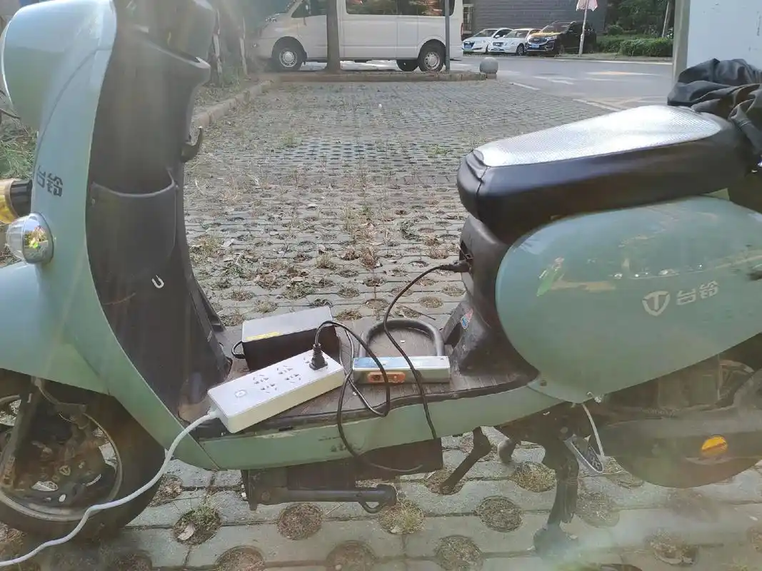 电动车充电.#电瓶车#   用充电桩给电动自行车充电     - 抖音