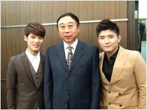 冯巩34岁儿子近照,长成这般模样?网友:基因强大