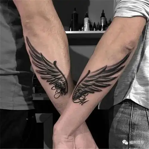 情侣纹身是永久不变的,象征着激情,承诺,忠诚和信仰