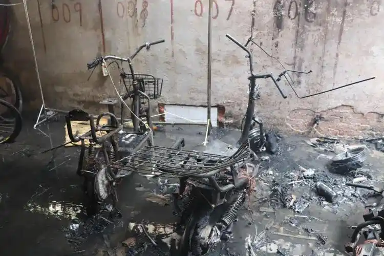 砰电动车充电时爆炸引燃车棚多辆电动车付之一炬
