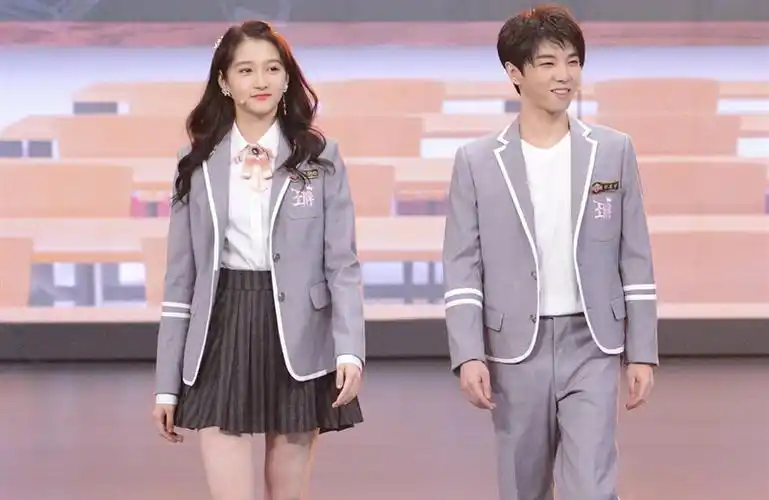 《王牌对王牌》关晓彤华晨宇同框,意外暴露真实腿型,不愧是腿精