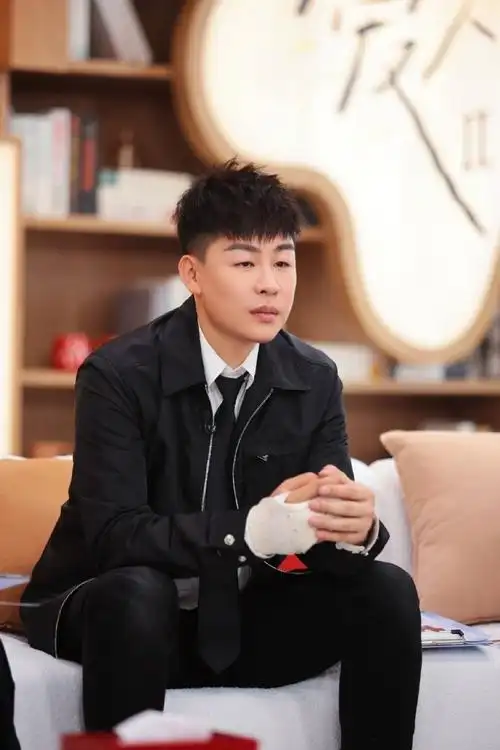 胡彦斌手受伤不耽误上恋综吃瓜##胡彦斌手受伤