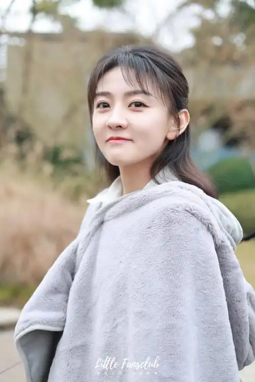 梁洁白色橄榄树